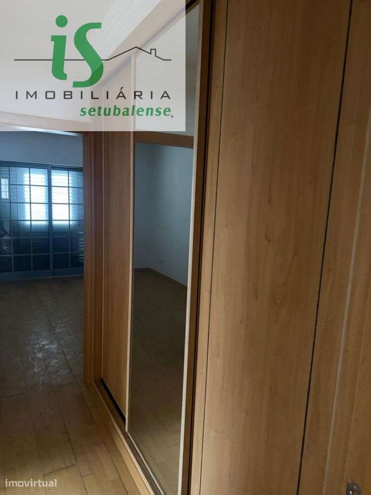 MORADIA T4 NA SOBREDA COM GARAGEM ISOLADA E TERRENO EM GAVETO.-18