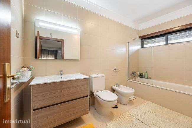 APARTAMENTO T3 COM ÁREAS GENEROSAS : Centralidade e conforto total-14