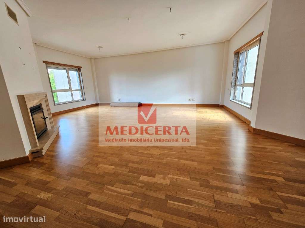 Amadora (Casas do Lago) T4 (2 Parqueamentos + Arrecadação)-9