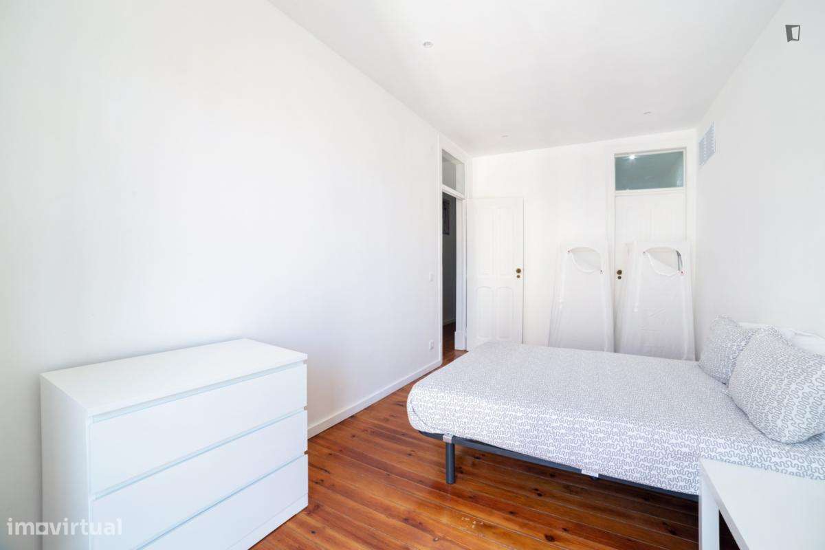 Quarto - localizado em Anjos Lisbon - Grande imagem: 4/16