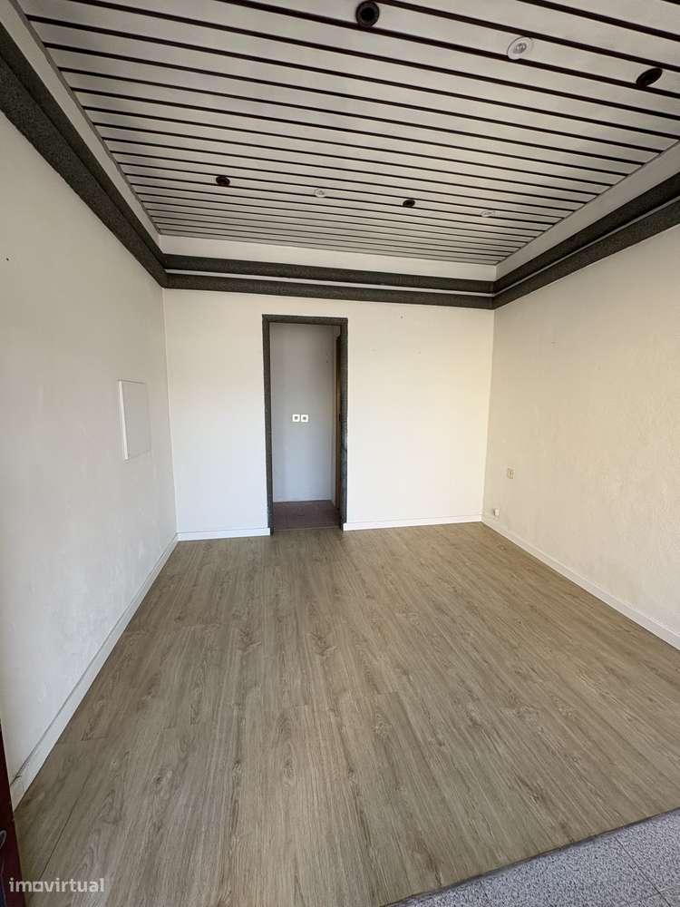 Espaço comercial com uma área total de 15,5 m2 no rés do chão-7