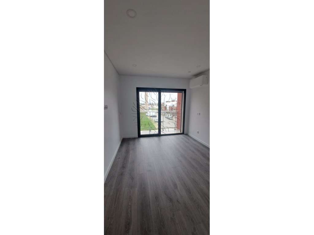 Apartamento T3 com garagem Novo em Montijo-21