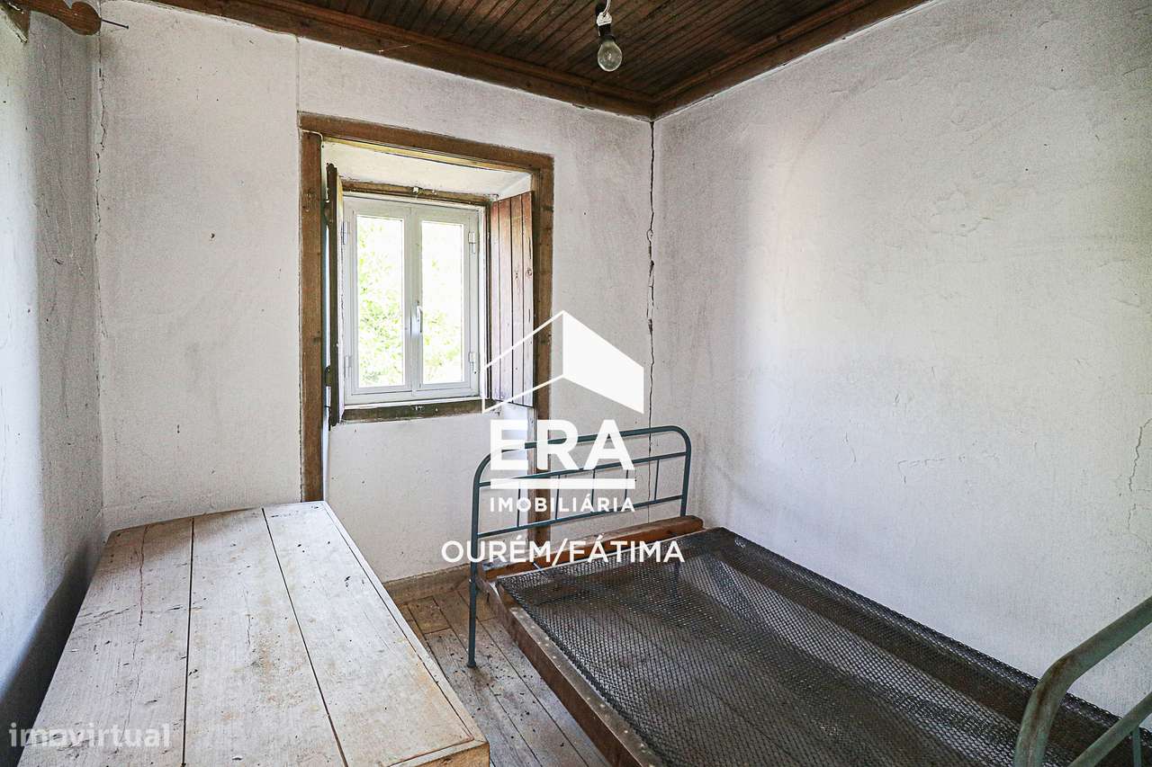 Moradia T2 para reconstrução no Olival-6