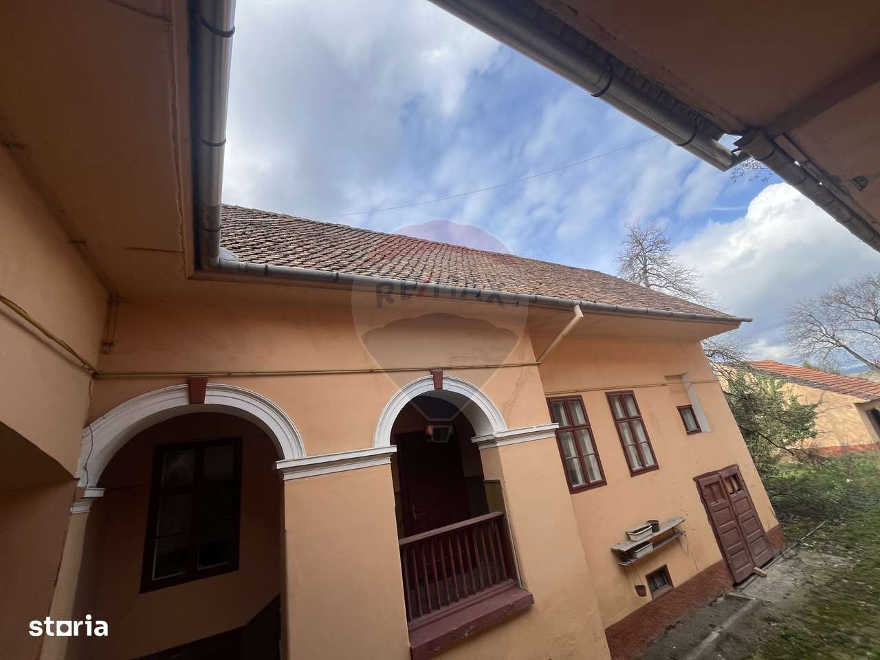 Casă / Vilă cu 10 camere de vânzare în zona Ultracentrală Râșnov-1