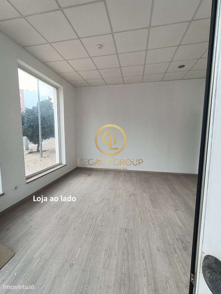 Oportunidade de loja à venda na Rua Professora Maria José Correia,...-9
