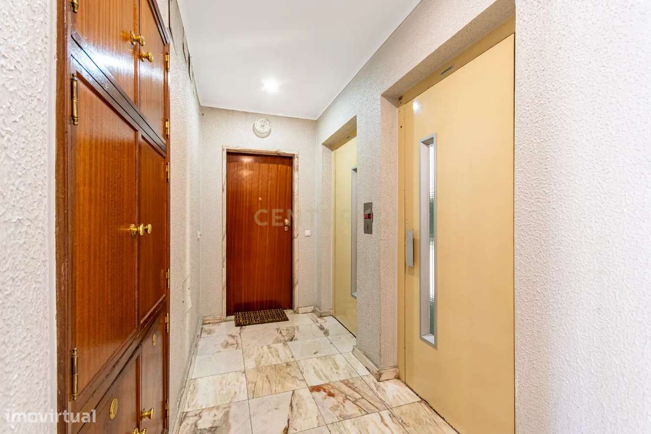 Excelente apartamento T2, com 2 elevadores em Loures.-23