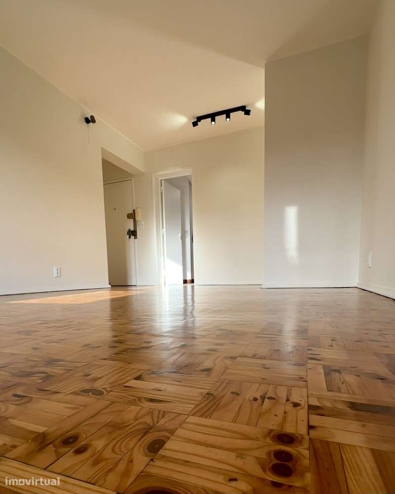 T2 Av. Mouzinho de Albuquerque, remodelado com novos electrodomésticos - Grande imagem: 2/15