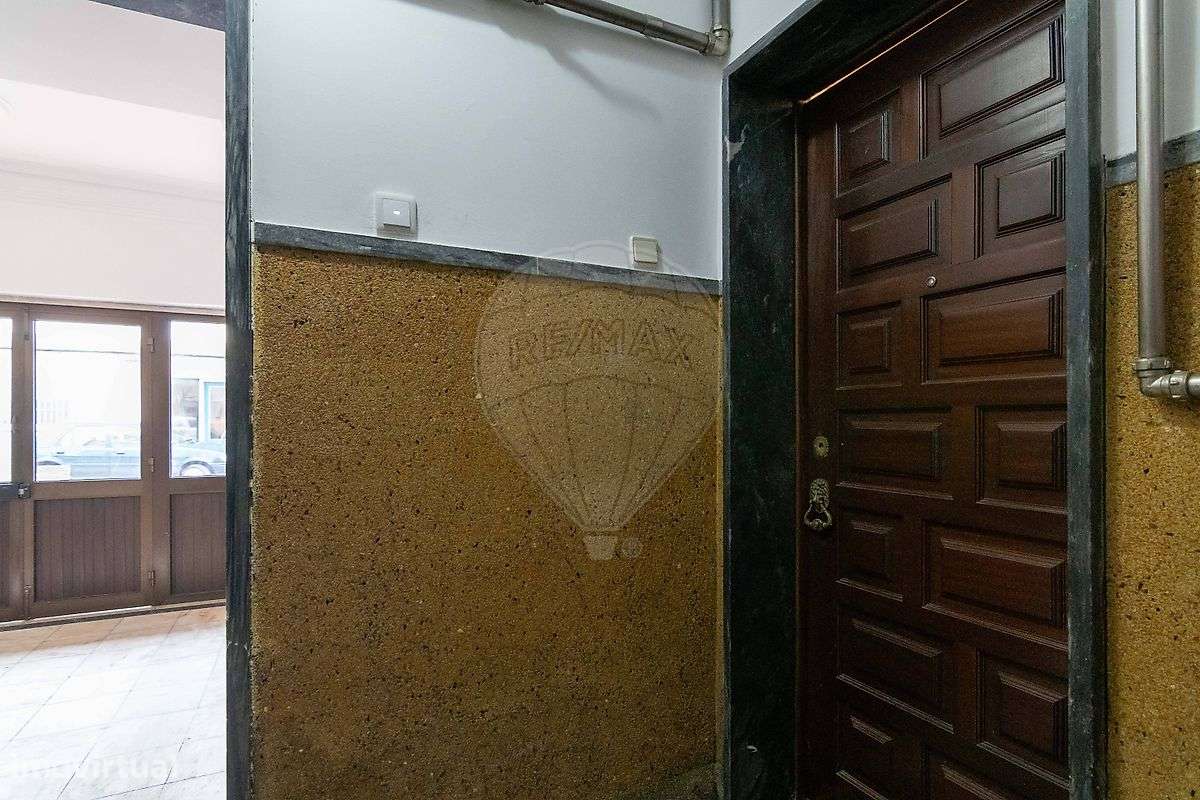 Apartamento T3 remodelado nas Paivas, com logradouro-25