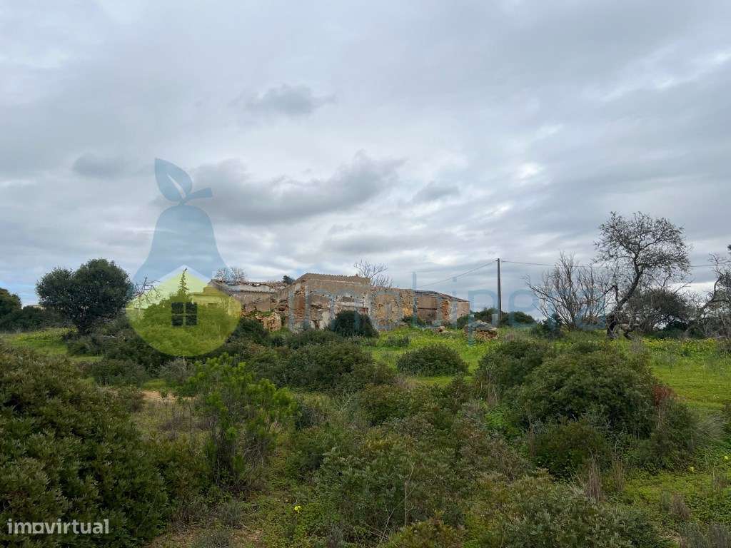 MORADIA POR RECUPERAR COM LOTE DE TERRENO NA QUINTA DO ROGEL EM ALC... - Grande imagem: 5/29