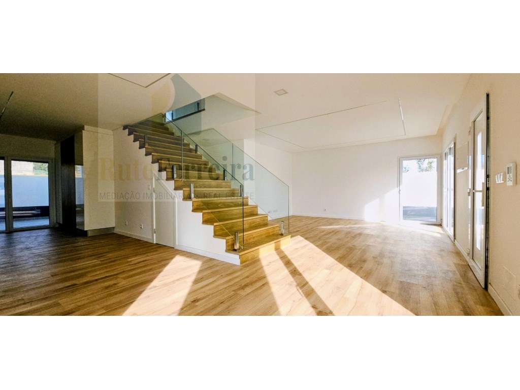 Espetacular Moradia T4 Nova, com Garagem e Logradouro!-15