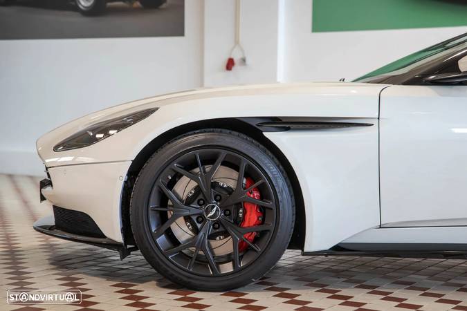 Aston Martin DB11 Volante V8 - 11