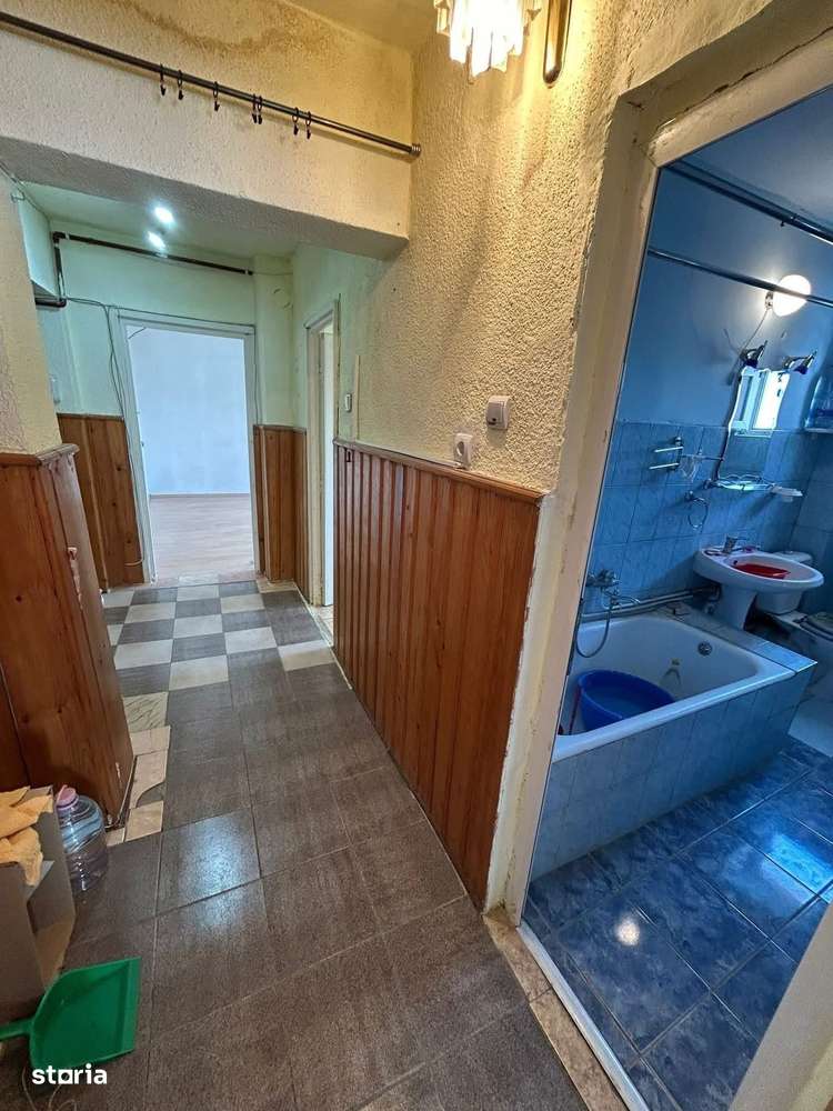 De vanzare 2 camere si 2 bai, etaj 1, pe Bd Roman Musat, 55.000 euro - Imagine principală: 4/10
