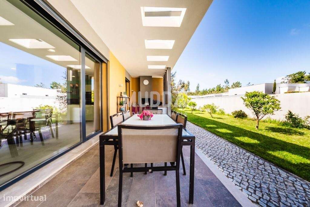 Moradia T3 Premium com Piscina, Jacuzzi e Design Contemporâneo na Foz-40
