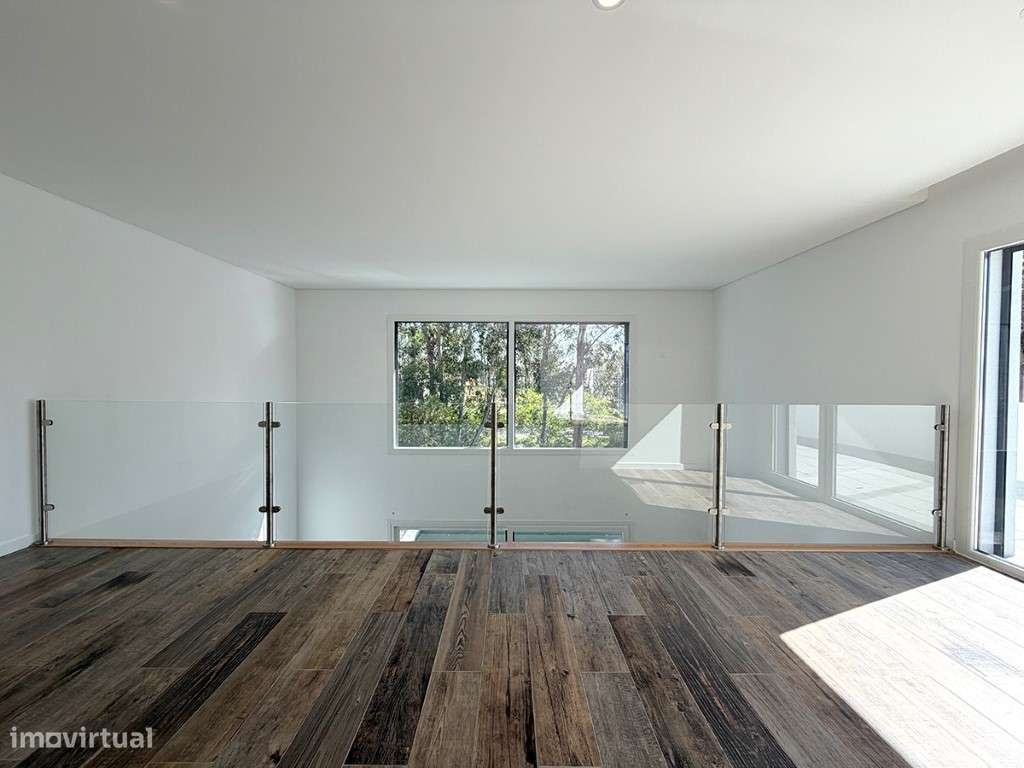 Moradia Moderna T3 à Venda com Piscina, a 10 Minutos da Praia-2