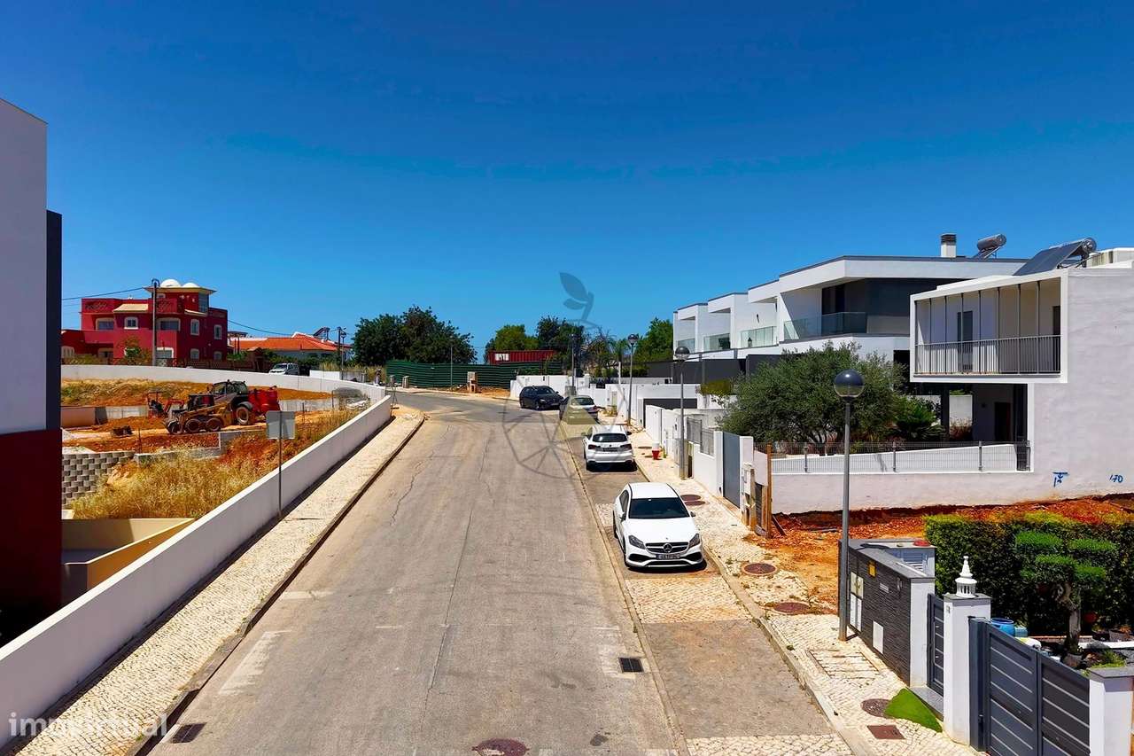 Linda moradia em banda em construção para venda na área de Sesmarias,-13