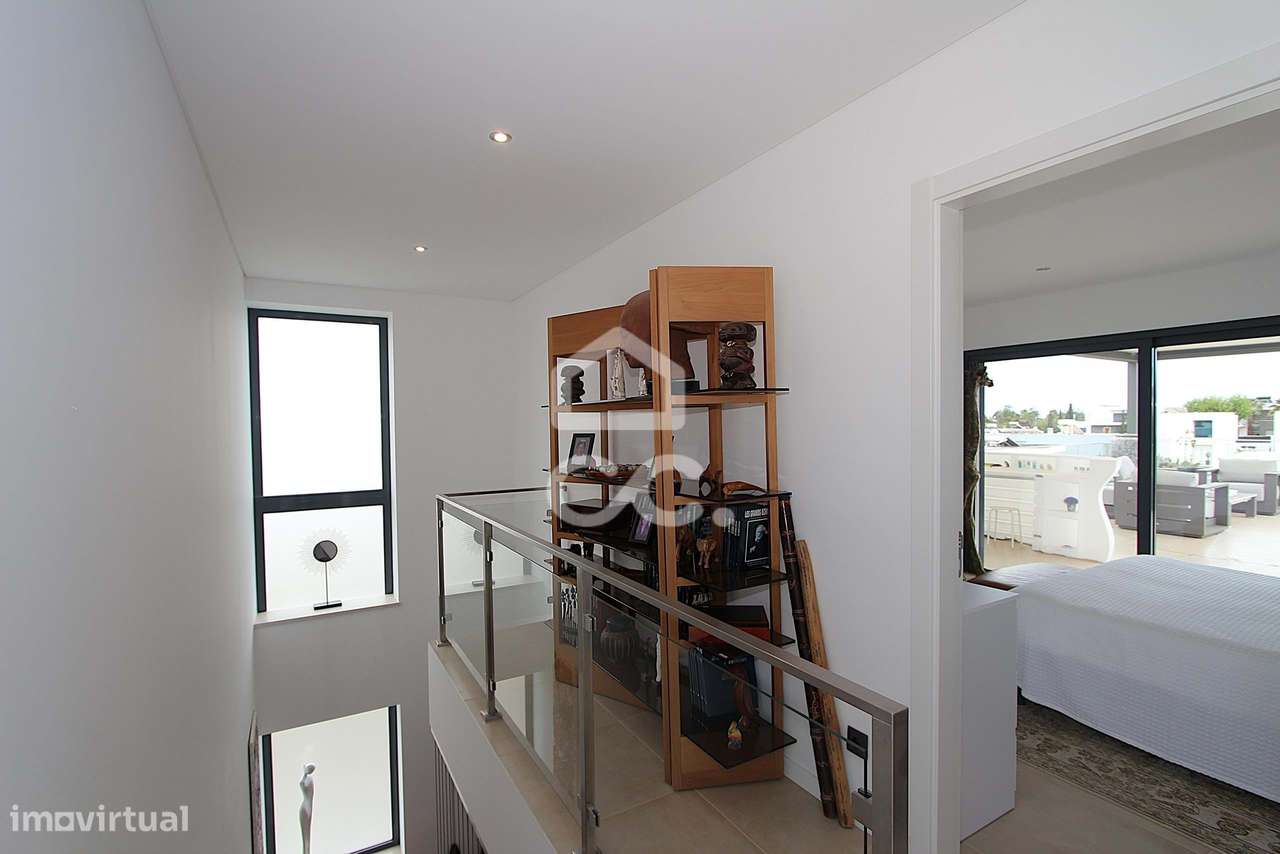 Moradia T3 com piscina, terraço e garagem ampla em Alcantarilha-19