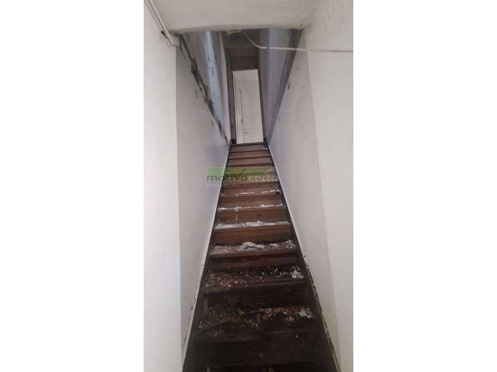 Moradia T2 com 2 Pisos no Coração de Campolide, Lisboa-12