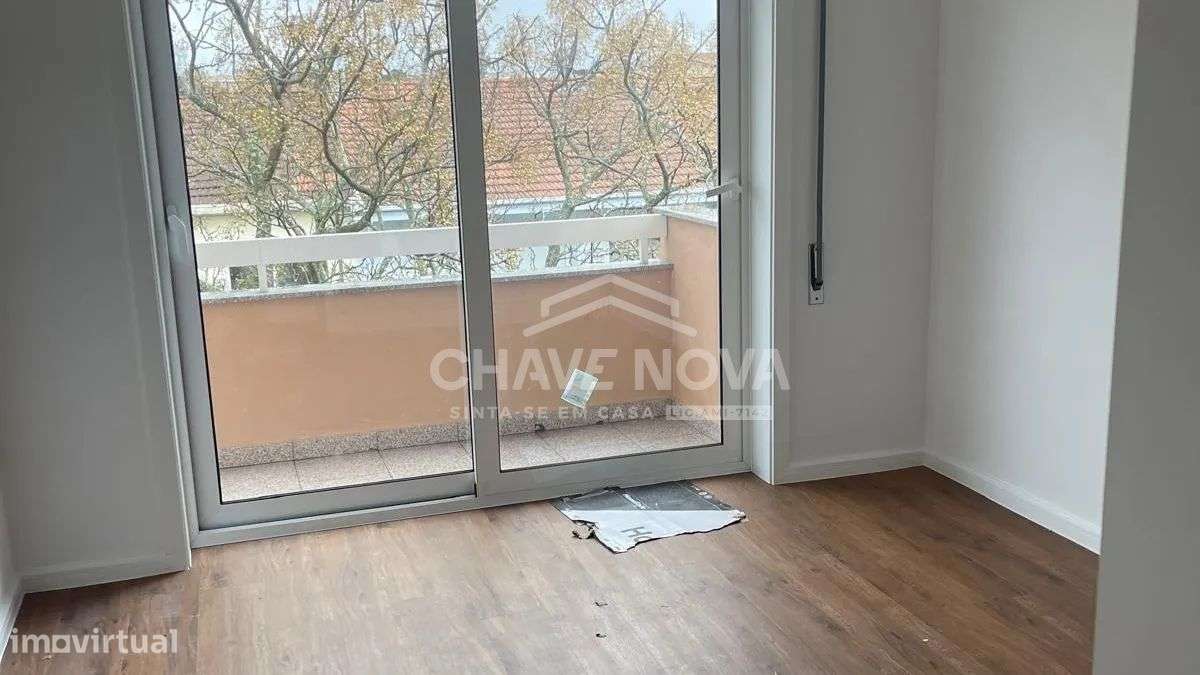 LA - Apartamento T3, remodelado, com garagem box em Águas Santas - Grande imagem: 5/12