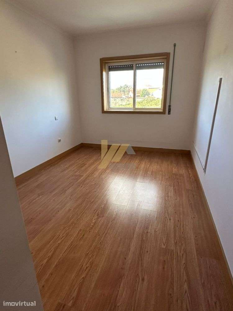 Apartamento T2 de duas frentes com garagem e elevador-10