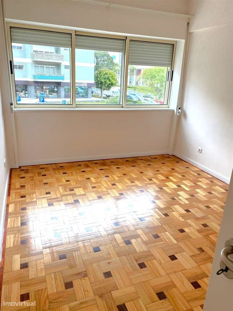 Apartamento T4 c/ varanda renovado à Av. da Boavista-19