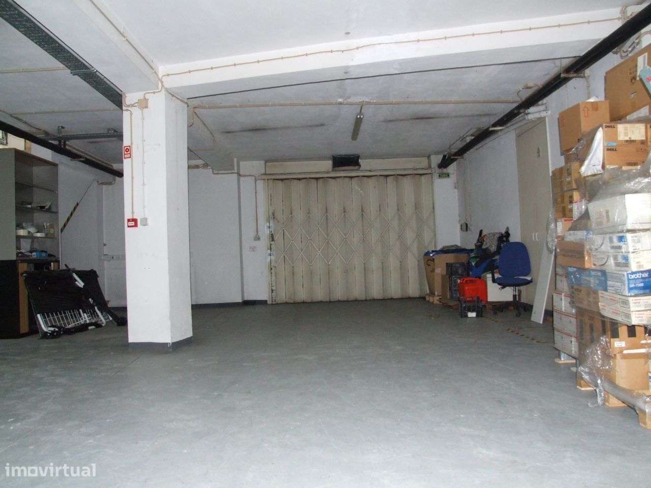 Armarém+ cave + 2 lugares de garagem- A 28-10