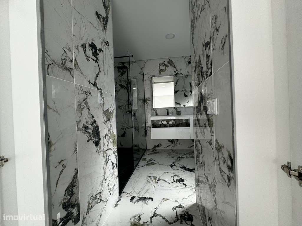 Moradia com 3 Suites, Garagem, Logradouro, Churrasqueira e Piscina-44