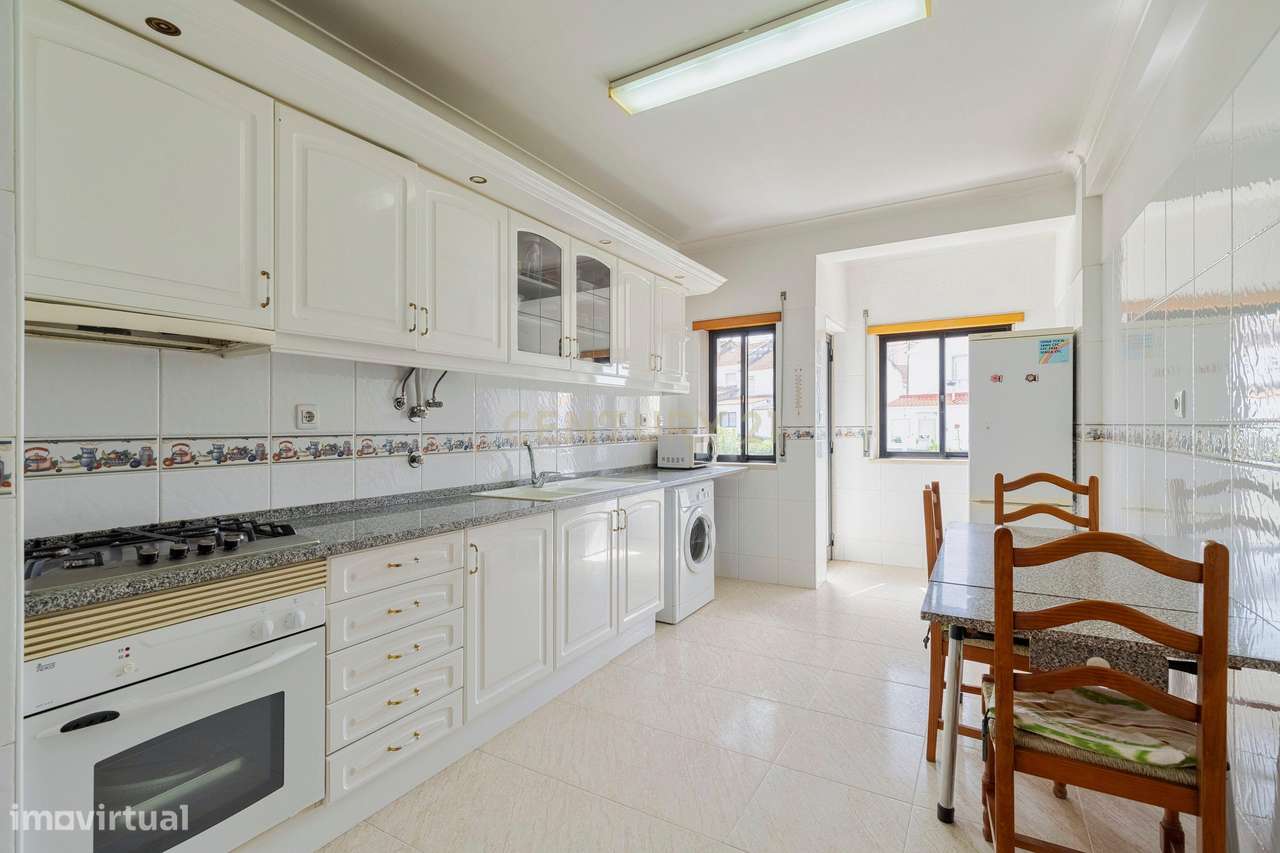 Apartamento T3  Feijó Almada Parque da Paz-0