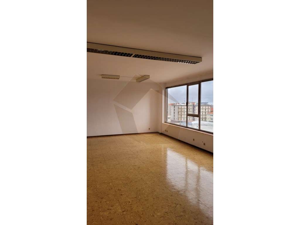 ESCRITÓRIO PRÓX. QUINTA DO COVELO - Grande imagem: 2/5