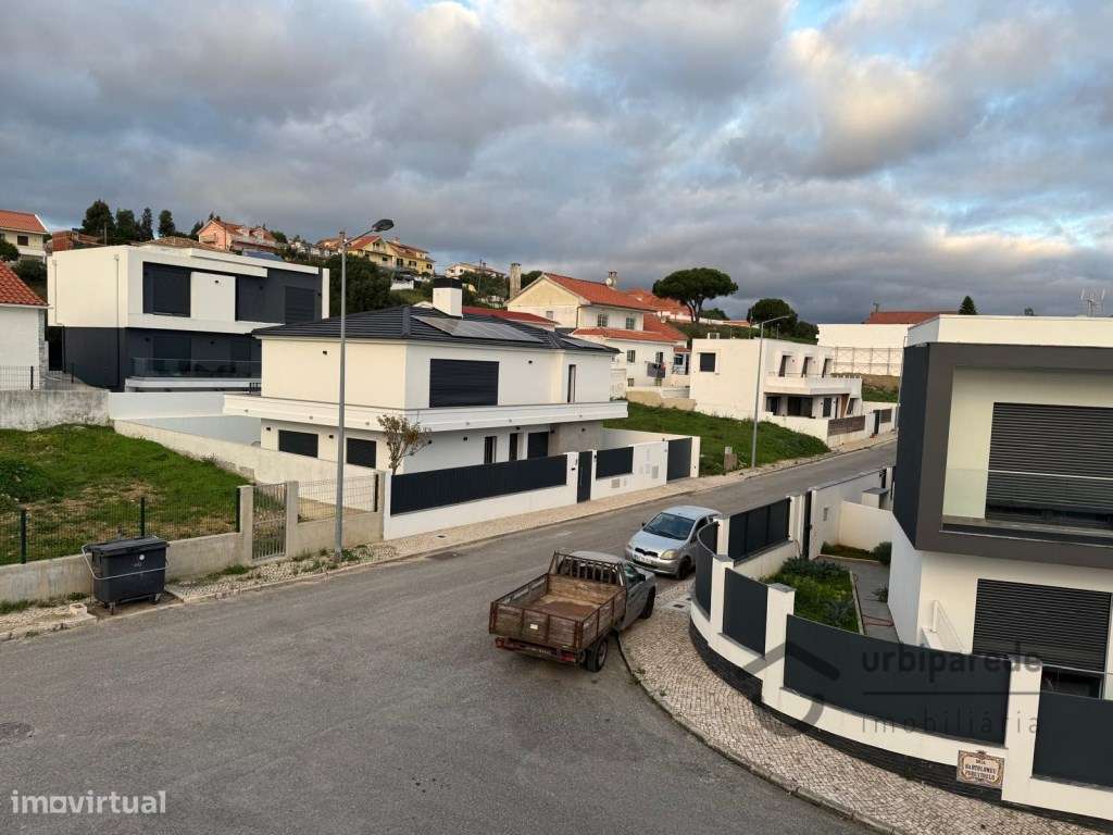 Moradia V4 na Adroana, em face de acabamento.-26