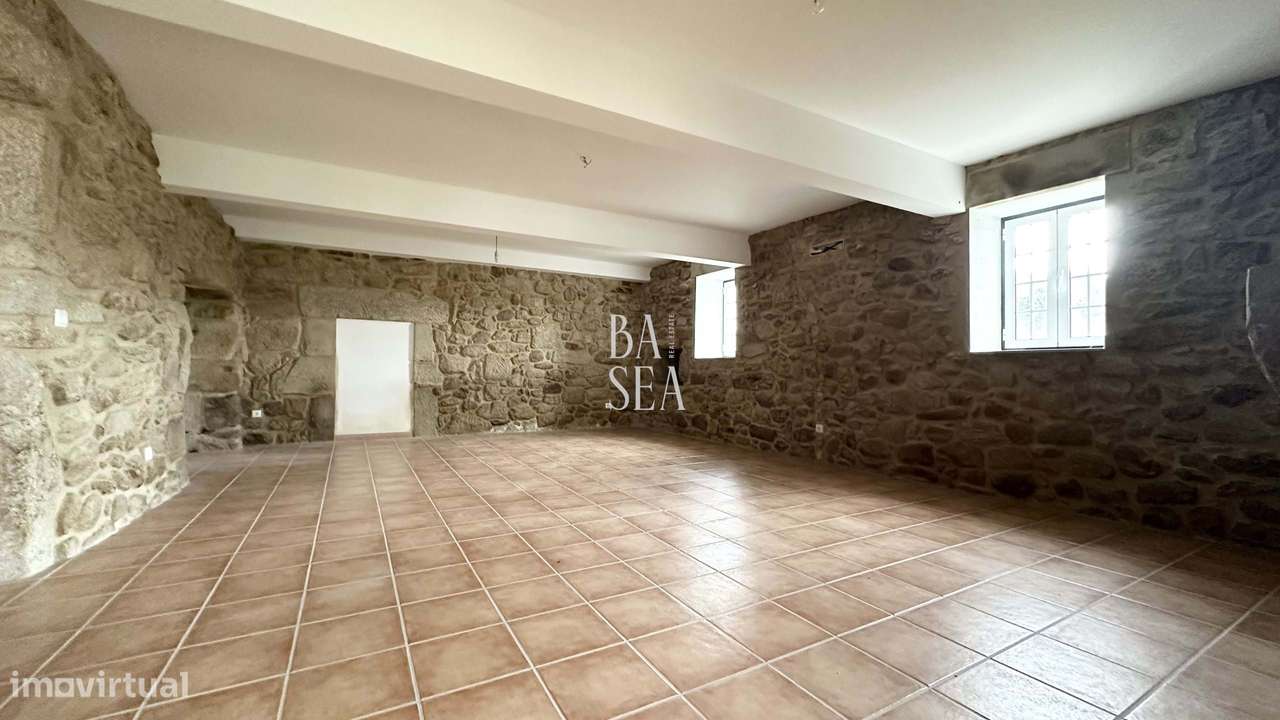 Quinta com 3 Habitações 2 Armazéns e 1 ha de Vinha em Barbeita Monção.-11