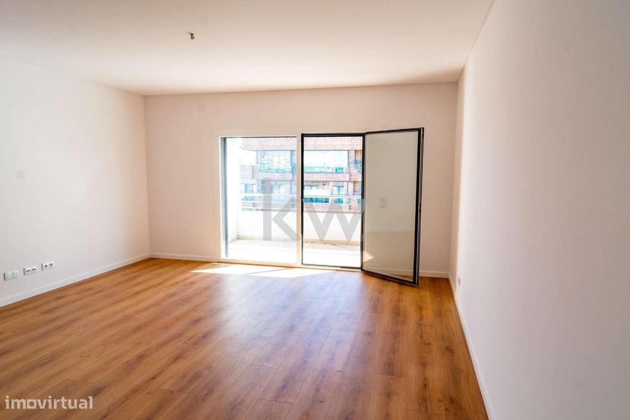 Oportunidade nas Colinas: T3 com Estilo, Luz Natural e Estacionamento-5