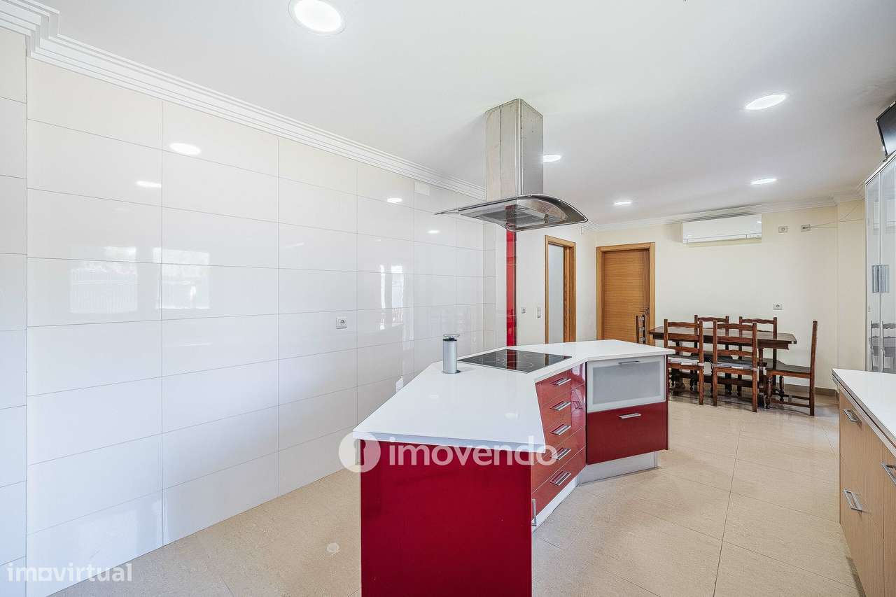 Moradia T4, com condomínio com piscina, em Almargem do Bispo-23