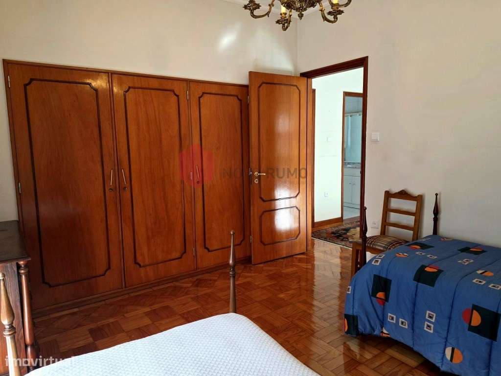 Moradia T6 de 4 frentes em Nogueira da Maia Excelente estado, áreas...-22