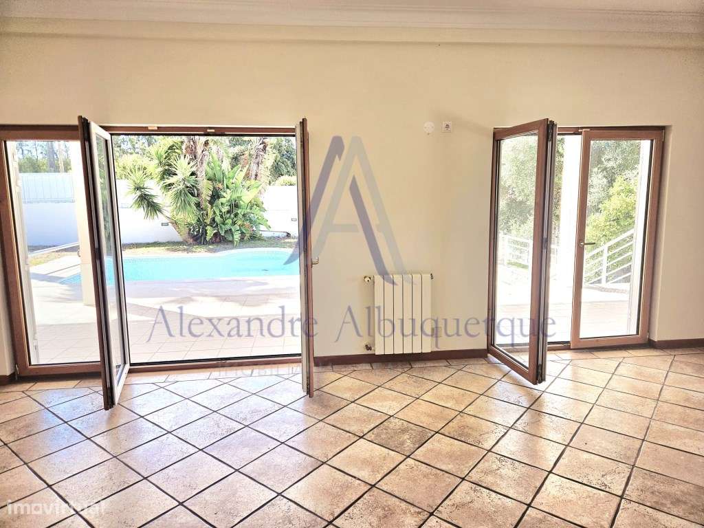 Moradia Isolada com Piscina T3+2-10