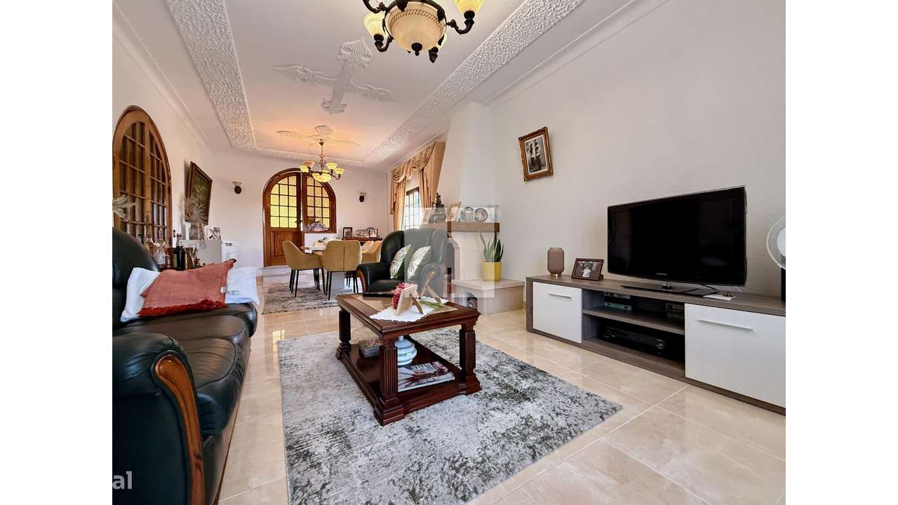 Moradia c/ Terreno e Jardim-25