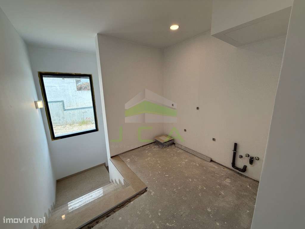 Moradia V3 nova com jardim, na zona dos Pousos-17