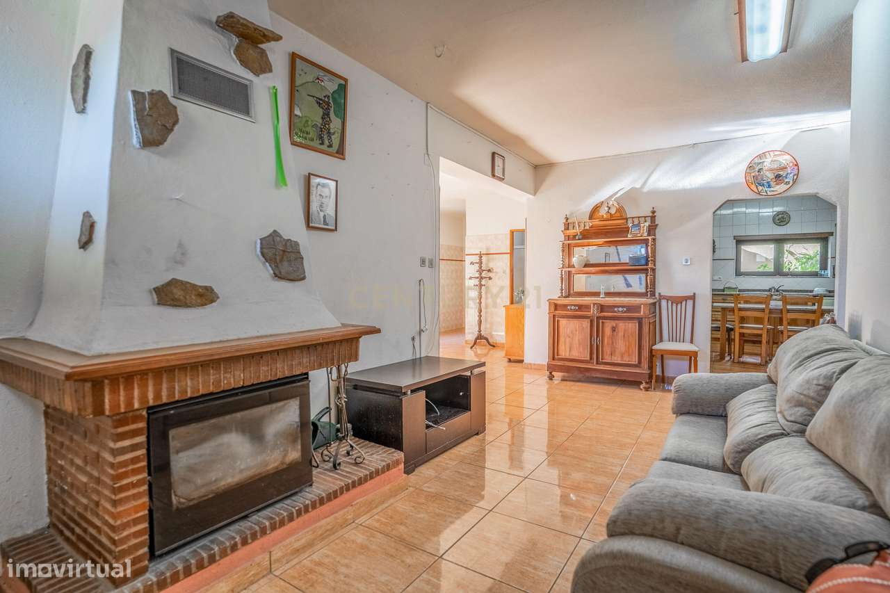 Moradia Bifamiliar com 2 Armazéns de Grande Dimensão-18