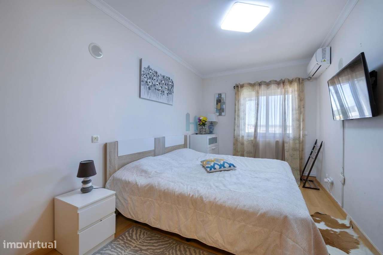 Apartamento T2 com Terraço e Sótão em Portimão-15
