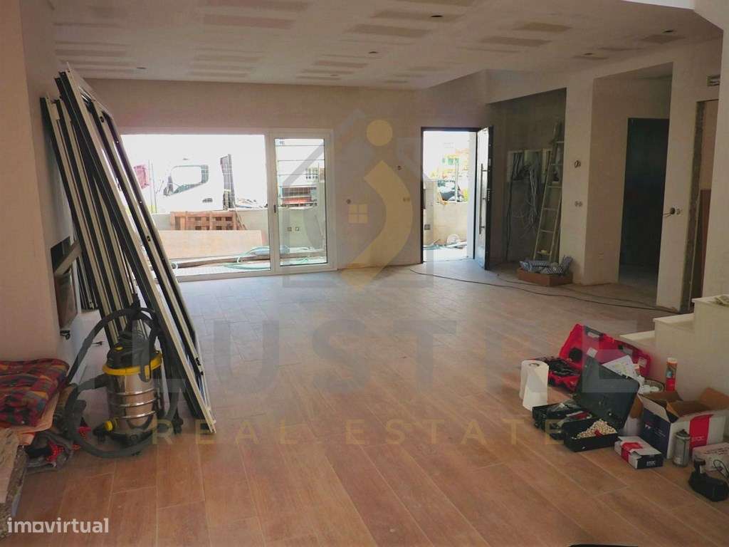 Moradia isolada com áreas generosas e piscina nos Foros da Amora-6