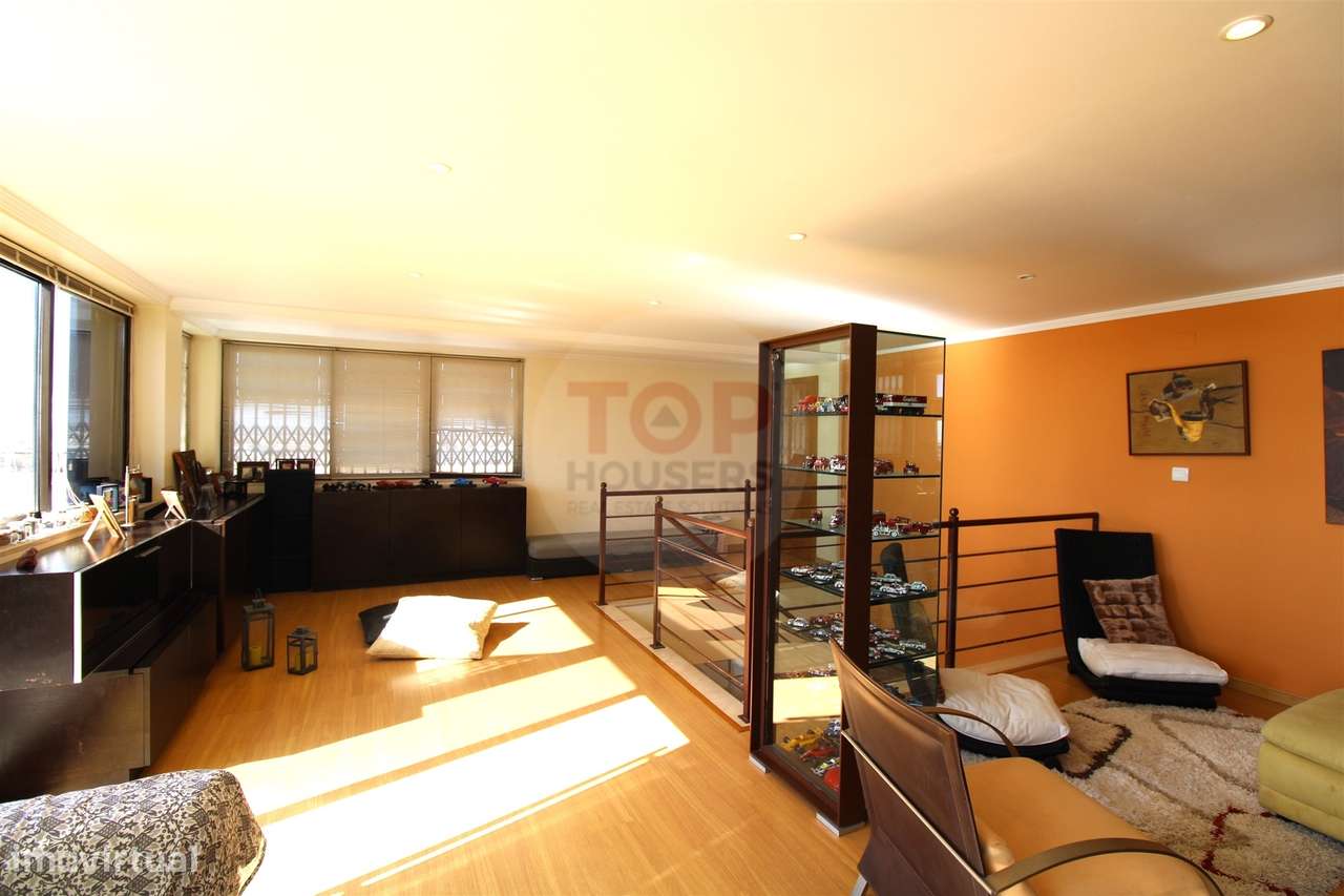 Penthouse T4+1 com Terraço Panorâmico e dois estacionamentos-28