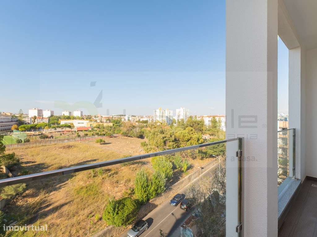 T3 Excelentes Acabamentos com Box Perto da Praia de Carcavelos-8