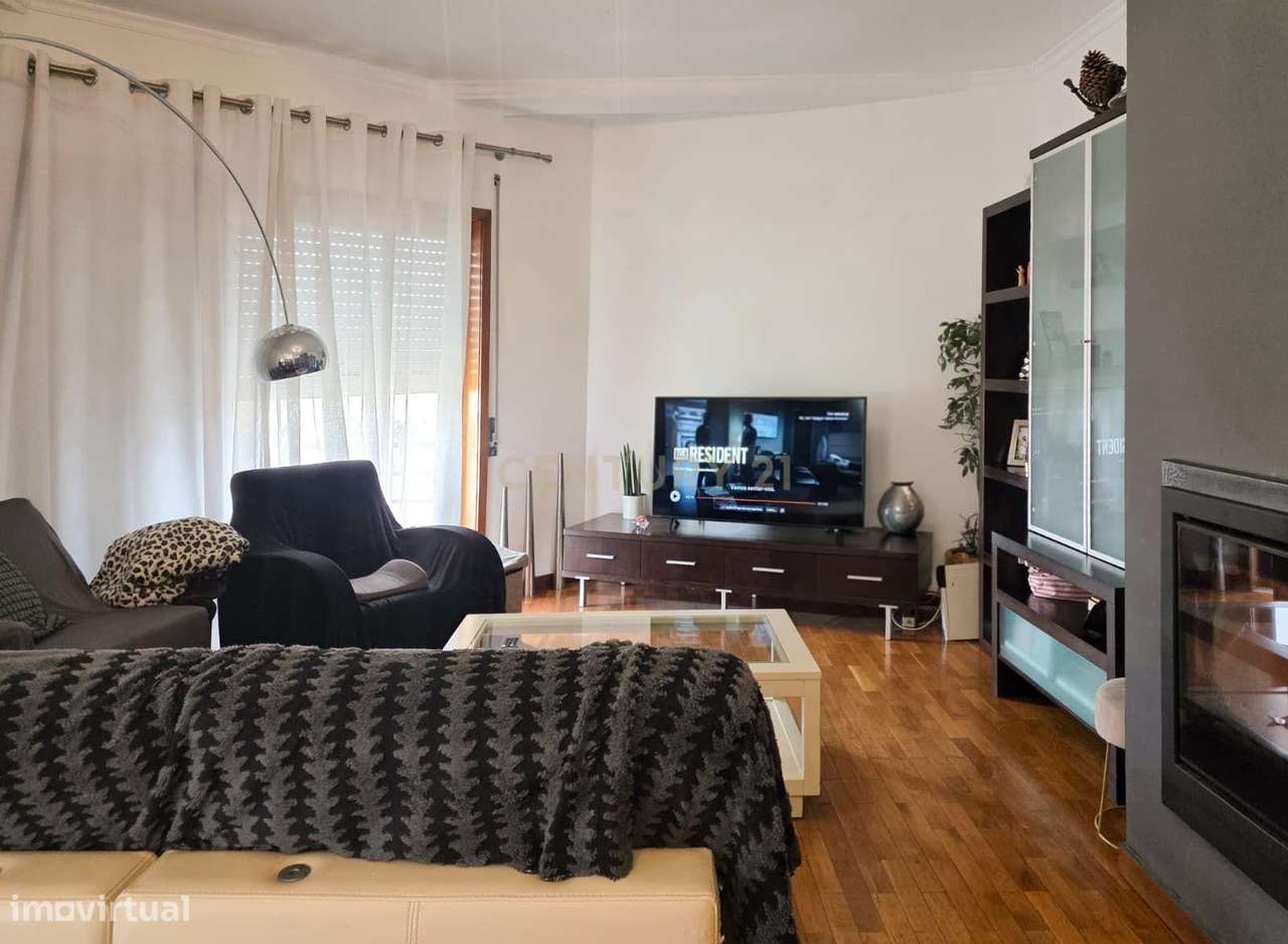 Apartamento T3 no Centro de Paredes – Espaço, Conforto e Localização P-12