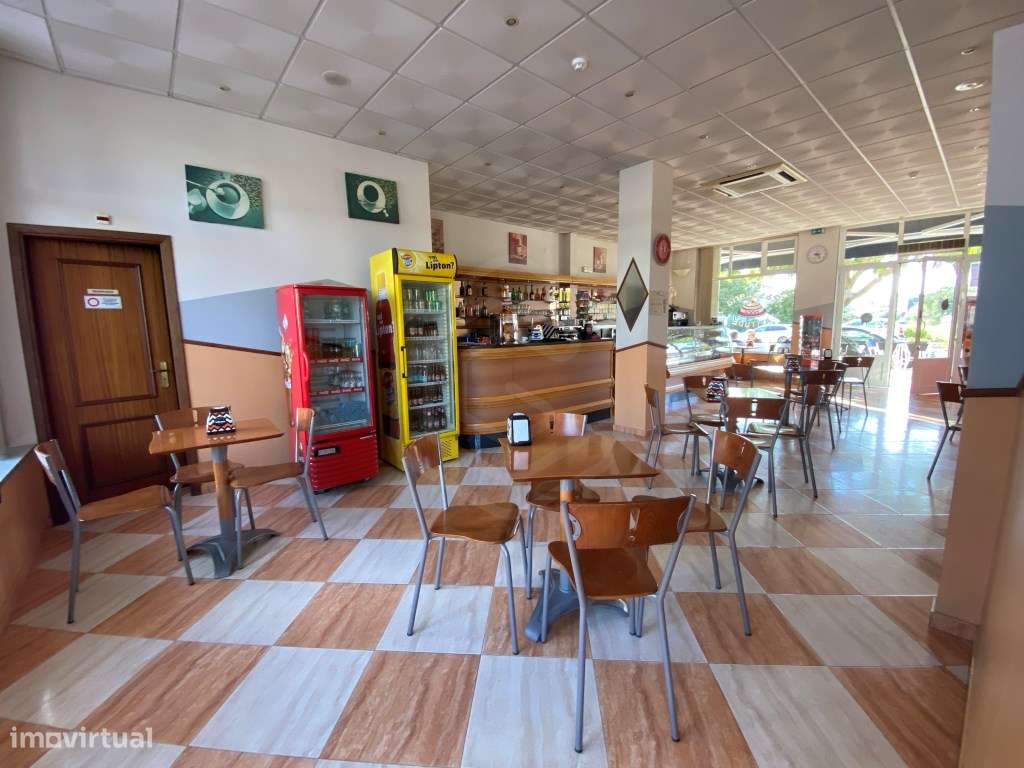 Café com duas esplanadas, na avenida principal de São Brás de Alpor... - Grande imagem: 4/13