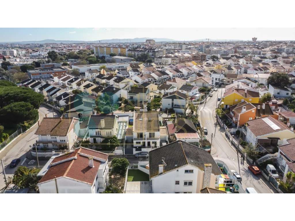 Moradia T2+2 com garagem e jardim, a dois passos do Parque do Serra...-50