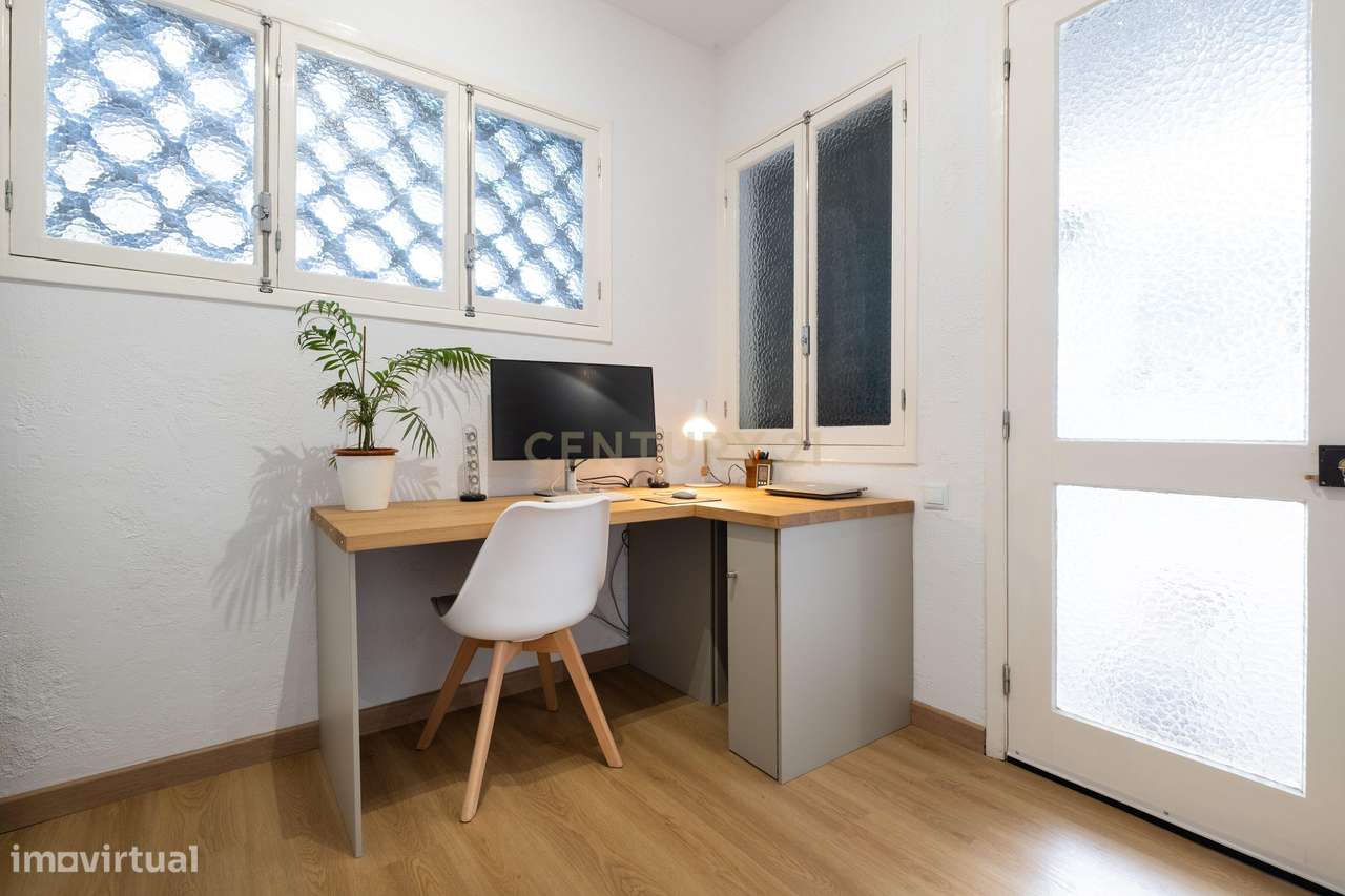 Moradia T2 Remodelada em Câmara de Lobos com Vista para o Pôr do Sol-34