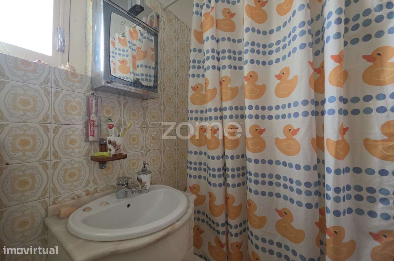 Excelente apartamento T2, situado num 1.º andar, na Buraca-16