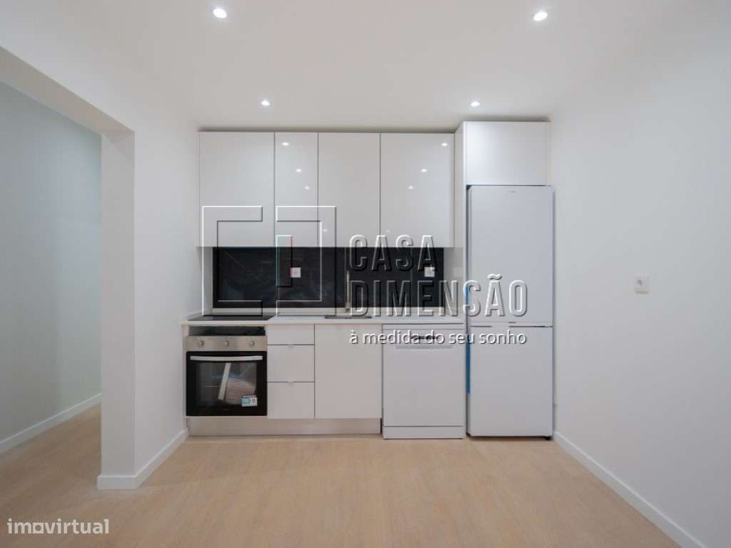 Apartamento T3 em fase de remodelação, na Amadora!!-8