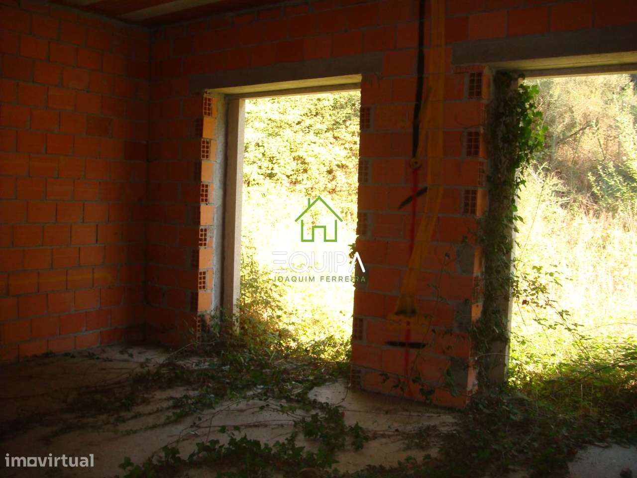 Terreno para construção (com moradia  T-5, construída em grosso), e-22