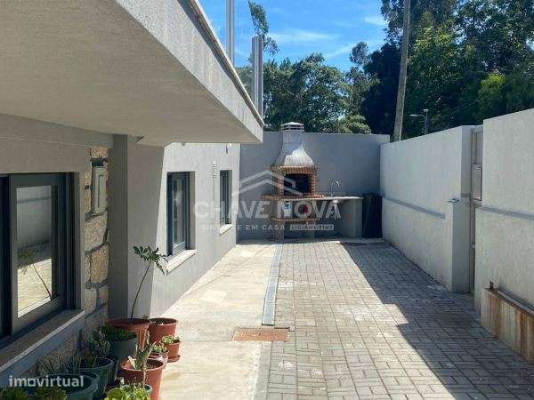 Moradia T4 de 4 frentes c/ Terreno e Armazém, em Vilar de Andorinho - Grande imagem: 2/25