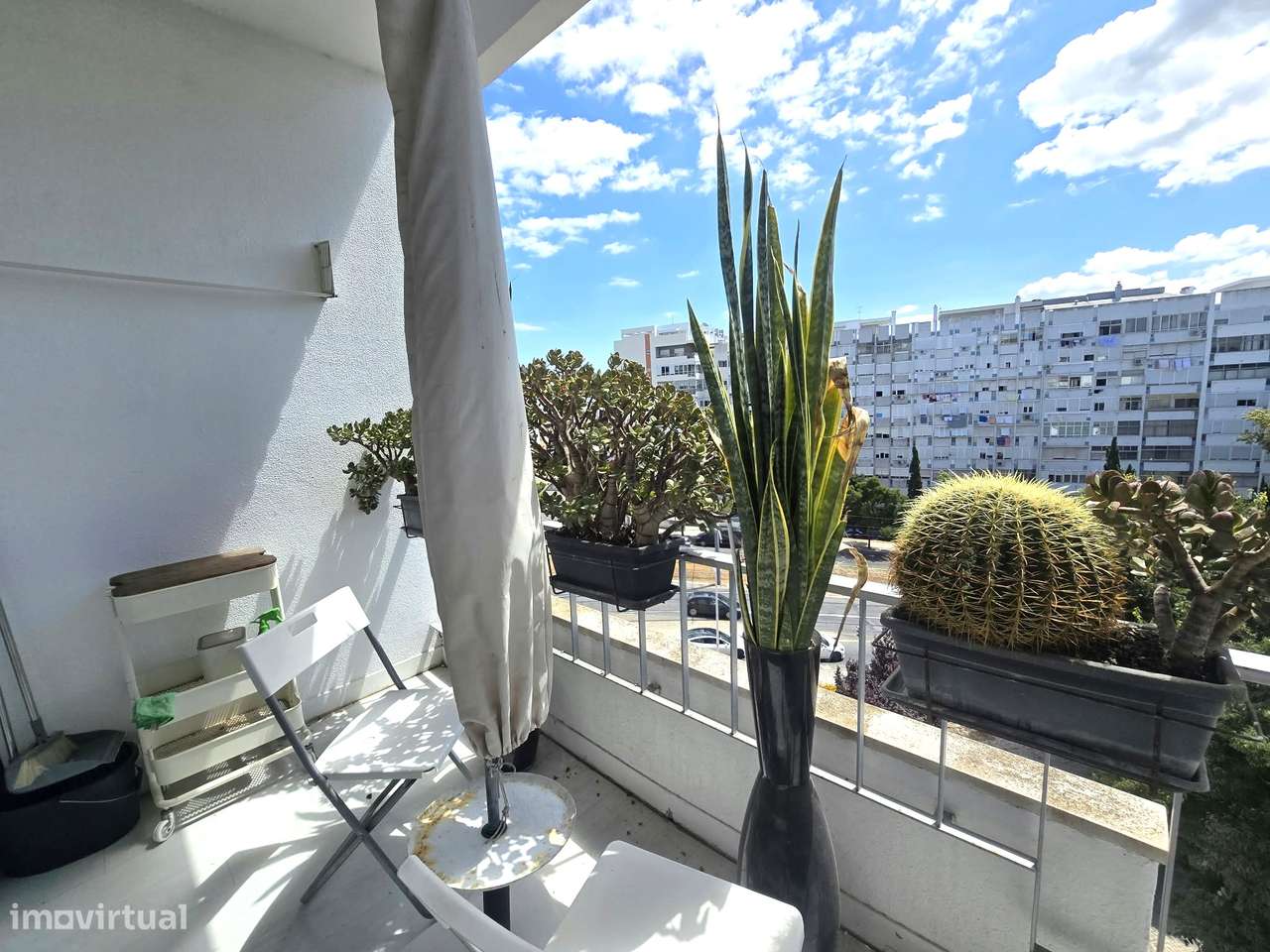 Excelente Apartamento T2 renovado com Open Space e Varanda - Almada-26